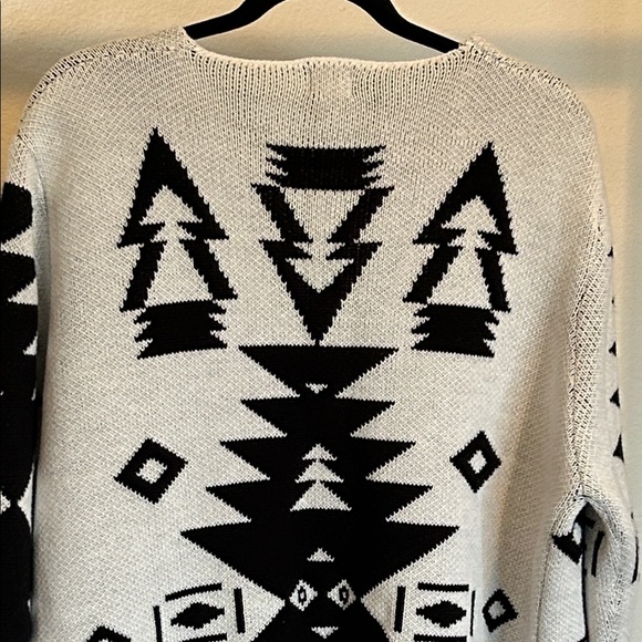 Stylish Black and White AztecPattern Cardigan - Picture 7 of 10